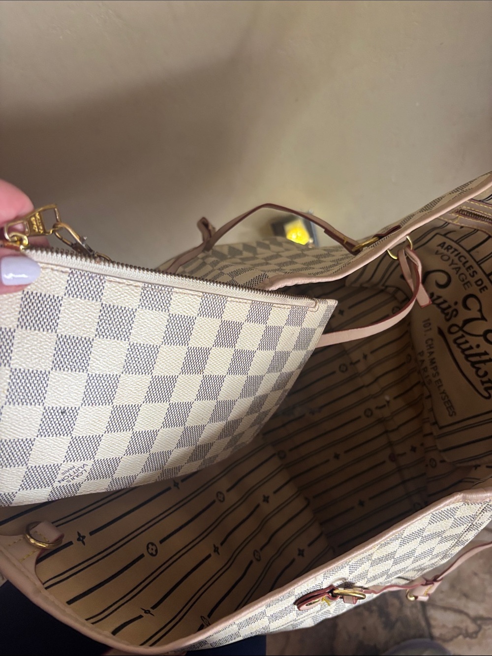 Designer-Style Cream Checkered Tote Bag with Pink Trim - Picture 4 of 5